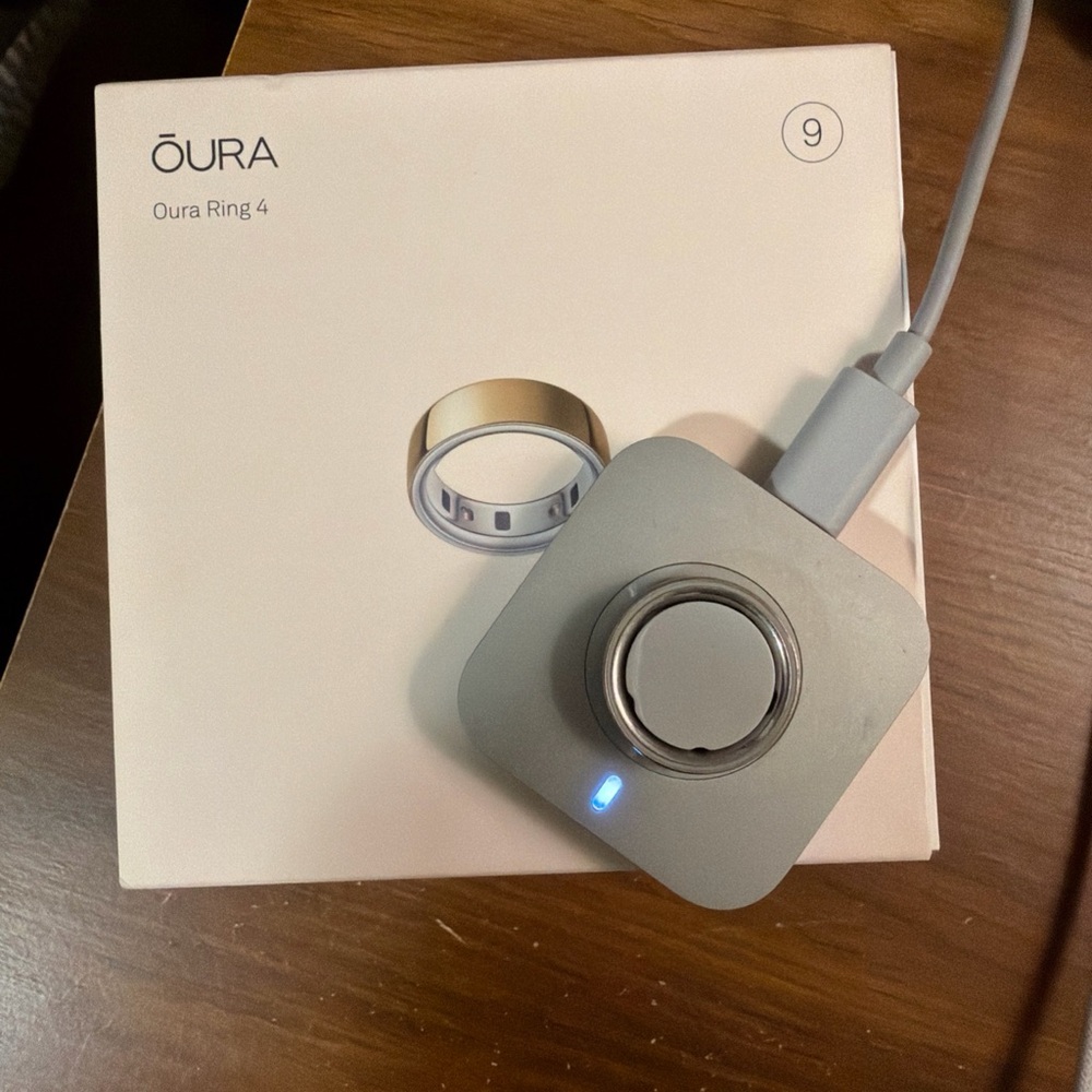 Oura Ring Gen 4 Gold size 9 w/ Charging Dock